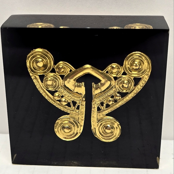 Gold COLUMBIAN Replica PENDANT NOSE RING MEDAL FILIGREE Paperweight Lucite - Picture 1 of 8